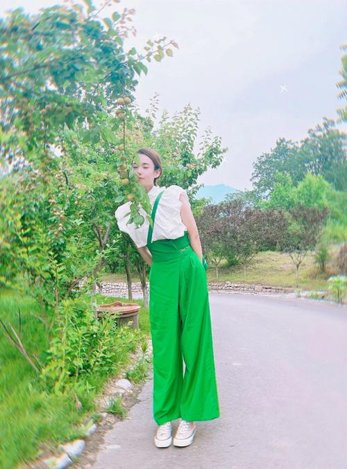 绿色裤子搭配什么鞋子