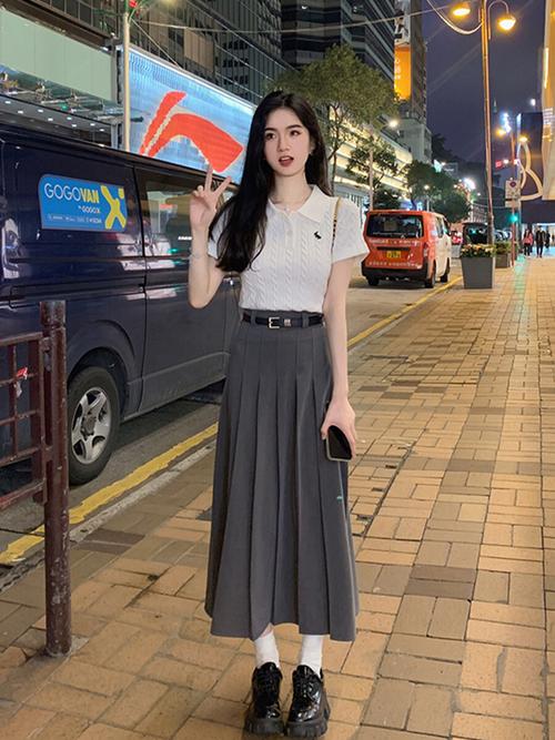 休闲百褶长裙怎么搭配