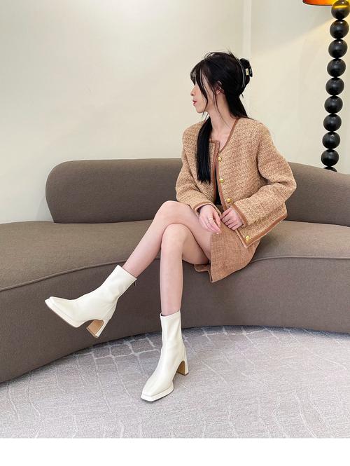 方头短靴怎么搭配衣服