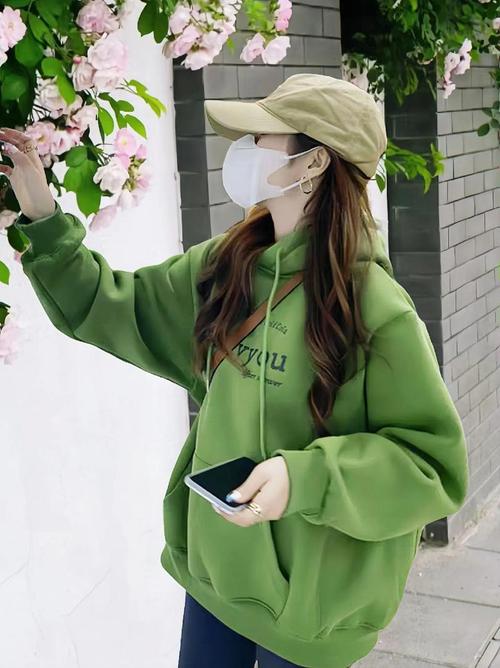 绿色卫衣配什么裤子