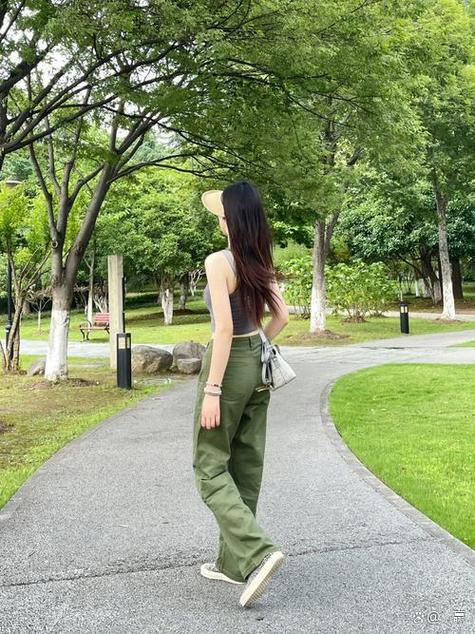 绿裤子怎么搭配鞋子