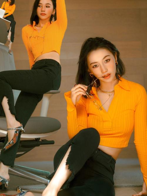 红橙色裤子怎么搭配